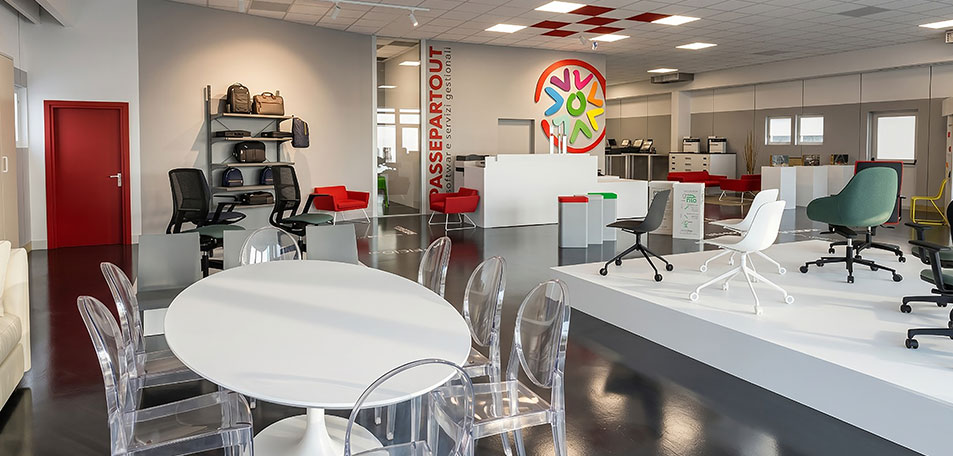 Showroom di Elledi con scrivanie e sedie